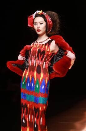 BEIJING, CHINA - OCTOBER 28: (CHINA OUT) A model showcases designs on the runway at Silk Road Star Cheng Yingfen Collection during the Mercedes-Benz China Fashion Week Spring Summer 2016 at Beijing Hotel on October 28, 2015 in Beijing, China.  CFP475064599
