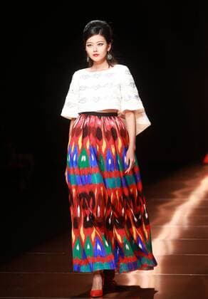 BEIJING, CHINA - OCTOBER 28: (CHINA OUT) A model showcases designs on the runway at Silk Road Star Cheng Yingfen Collection during the Mercedes-Benz China Fashion Week Spring Summer 2016 at Beijing Hotel on October 28, 2015 in Beijing, China.  CFP475064612