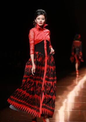 BEIJING, CHINA - OCTOBER 28: (CHINA OUT) A model showcases designs on the runway at Silk Road Star Cheng Yingfen Collection during the Mercedes-Benz China Fashion Week Spring Summer 2016 at Beijing Hotel on October 28, 2015 in Beijing, China.  CFP475064598