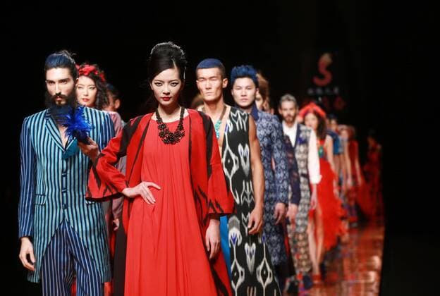 BEIJING, CHINA - OCTOBER 28: (CHINA OUT) Models showcase designs on the runway at Silk Road Star Cheng Yingfen Collection during the Mercedes-Benz China Fashion Week Spring Summer 2016 at Beijing Hotel on October 28, 2015 in Beijing, China.  CFP475064603