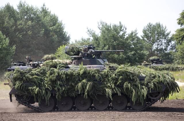 Deutschland, Stallberg, Besuch der Panzergrenadierbrigade 41 durch Verteidigungsministerin Ursula von der Leyen ( CDU) anlässlich der Sommerreise 2015, Schützenpanzer Marder, 16.07.2015