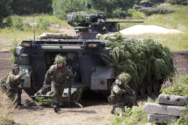 Deutschland, Stallberg, Besuch der Panzergrenadierbrigade 41 durch Verteidigungsministerin Ursula von der Leyen ( CDU) anlässlich der Sommerreise 2015, Panzergrenadiergruppe mit Schützenpanzer Marder, 16.07.2015