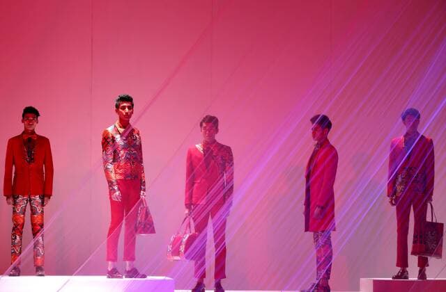 (151029) -- BEIJING, Oct. 29, 2015 -- Models present creations designed by Garywat Qu during the China Fashion Week in Beijing, capital of China, Oct. 29, 2015. ) (yxb) CHINA-BEIJING-FASHION WEEK (CN) ChenxJianli 