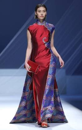 (151029) -- BEIJING, Oct. 29, 2015 -- A model presents a creation designed by Garywat Qu during the China Fashion Week in Beijing, capital of China, Oct. 29, 2015. ) (yxb) CHINA-BEIJING-FASHION WEEK (CN) ChenxJianli 
