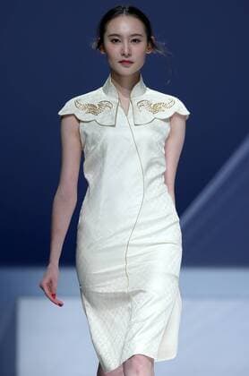 (151029) -- BEIJING, Oct. 29, 2015 -- A model presents a creation designed by Garywat Qu during the China Fashion Week in Beijing, capital of China, Oct. 29, 2015. ) (yxb) CHINA-BEIJING-FASHION WEEK (CN) ChenxJianli 
