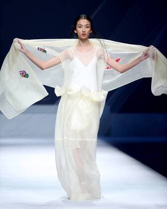 (151029) -- BEIJING, Oct. 29, 2015 -- A model presents a creation designed by Garywat Qu during the China Fashion Week in Beijing, capital of China, Oct. 29, 2015. ) (yxb) CHINA-BEIJING-FASHION WEEK (CN) ChenxJianli 