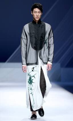 (151029) -- BEIJING, Oct. 29, 2015 -- A model presents a creation designed by Garywat Qu during the China Fashion Week in Beijing, capital of China, Oct. 29, 2015. ) (yxb) CHINA-BEIJING-FASHION WEEK (CN) ChenxJianli 