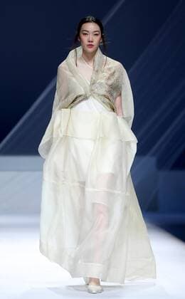 (151029) -- BEIJING, Oct. 29, 2015 -- A model presents a creation designed by Garywat Qu during the China Fashion Week in Beijing, capital of China, Oct. 29, 2015. ) (yxb) CHINA-BEIJING-FASHION WEEK (CN) ChenxJianli 