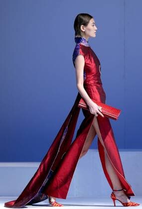 (151029) -- BEIJING, Oct. 29, 2015 -- A model presents a creation designed by Garywat Qu during the China Fashion Week in Beijing, capital of China, Oct. 29, 2015. ) (yxb) CHINA-BEIJING-FASHION WEEK (CN) ChenxJianli 