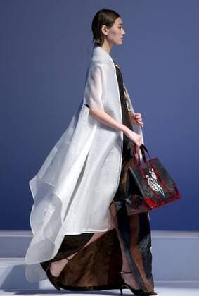 (151029) -- BEIJING, Oct. 29, 2015 -- A model presents a creation designed by Garywat Qu during the China Fashion Week in Beijing, capital of China, Oct. 29, 2015. ) (yxb) CHINA-BEIJING-FASHION WEEK (CN) ChenxJianli 