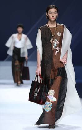 (151029) -- BEIJING, Oct. 29, 2015 -- A model presents a creation designed by Garywat Qu during the China Fashion Week in Beijing, capital of China, Oct. 29, 2015. ) (yxb) CHINA-BEIJING-FASHION WEEK (CN) ChenxJianli 