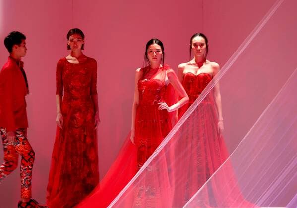 (151029) -- BEIJING, Oct. 29, 2015 -- Models present creations designed by Garywat Qu during the China Fashion Week in Beijing, capital of China, Oct. 29, 2015. ) (yxb) CHINA-BEIJING-FASHION WEEK (CN) ChenxJianli 