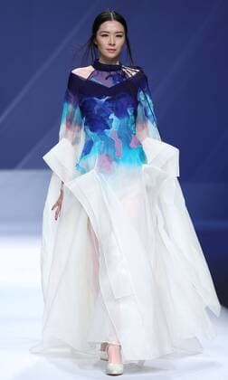 (151029) -- BEIJING, Oct. 29, 2015 -- A model presents a creation designed by Garywat Qu during the China Fashion Week in Beijing, capital of China, Oct. 29, 2015. ) (yxb) CHINA-BEIJING-FASHION WEEK (CN) ChenxJianli 