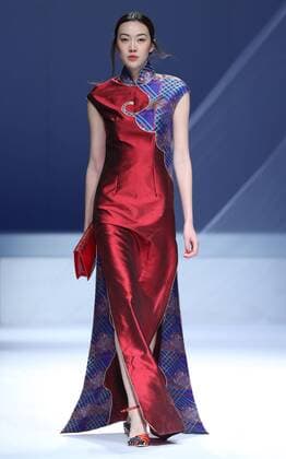 (151029) -- BEIJING, Oct. 29, 2015 -- A model presents a creation designed by Garywat Qu during the China Fashion Week in Beijing, capital of China, Oct. 29, 2015. ) (yxb) CHINA-BEIJING-FASHION WEEK (CN) ChenxJianli 