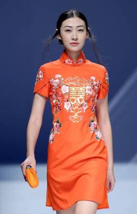 (151029) -- BEIJING, Oct. 29, 2015 -- A model presents a creation designed by Garywat Qu during the China Fashion Week in Beijing, capital of China, Oct. 29, 2015. ) (yxb) CHINA-BEIJING-FASHION WEEK (CN) ChenxJianli 