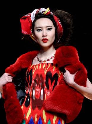 (151029) -- BEIJING, Oct. 29, 2015 -- A model presents a creation at Silk Road Star Cheng Yingfen Collection show during the China Fashion Week in Beijing, capital of China, Oct. 29, 2015. ) (yxb) CHINA-BEIJING-FASHION WEEK (CN) ChenxJianli 