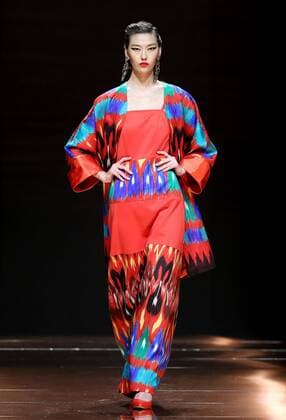 (151029) -- BEIJING, Oct. 29, 2015 -- A model presents a creation at Silk Road Star Cheng Yingfen Collection show during the China Fashion Week in Beijing, capital of China, Oct. 29, 2015. ) (yxb) CHINA-BEIJING-FASHION WEEK (CN) ChenxJianli 
