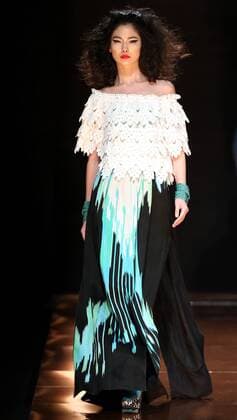 (151029) -- BEIJING, Oct. 29, 2015 -- A model presents a creation at Silk Road Star Cheng Yingfen Collection show during the China Fashion Week in Beijing, capital of China, Oct. 29, 2015. ) (yxb) CHINA-BEIJING-FASHION WEEK (CN) ChenxJianli 
