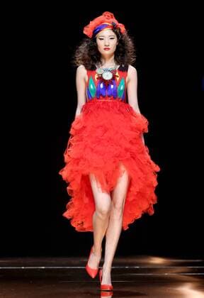(151029) -- BEIJING, Oct. 29, 2015 -- A model presents a creation at Silk Road Star Cheng Yingfen Collection show during the China Fashion Week in Beijing, capital of China, Oct. 29, 2015. ) (yxb) CHINA-BEIJING-FASHION WEEK (CN) ChenxJianli 