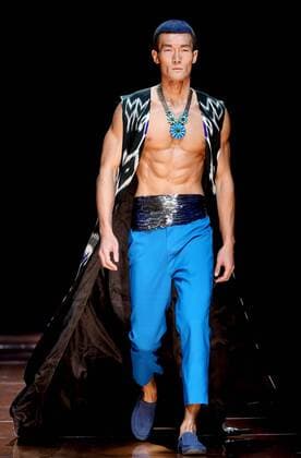 (151029) -- BEIJING, Oct. 29, 2015 -- A model presents a creation at Silk Road Star Cheng Yingfen Collection show during the China Fashion Week in Beijing, capital of China, Oct. 29, 2015. ) (yxb) CHINA-BEIJING-FASHION WEEK (CN) ChenxJianli 
