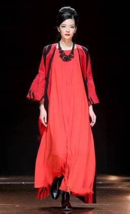 (151029) -- BEIJING, Oct. 29, 2015 -- A model presents a creation at Silk Road Star Cheng Yingfen Collection show during the China Fashion Week in Beijing, capital of China, Oct. 29, 2015. ) (yxb) CHINA-BEIJING-FASHION WEEK (CN) ChenxJianli 