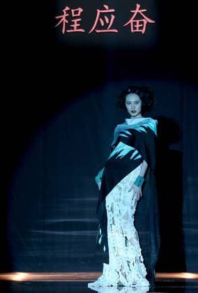 (151029) -- BEIJING, Oct. 29, 2015 -- A model presents a creation at Silk Road Star Cheng Yingfen Collection show during the China Fashion Week in Beijing, capital of China, Oct. 29, 2015. ) (yxb) CHINA-BEIJING-FASHION WEEK (CN) ChenxJianli 