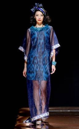 (151029) -- BEIJING, Oct. 29, 2015 -- A model presents a creation at Silk Road Star Cheng Yingfen Collection show during the China Fashion Week in Beijing, capital of China, Oct. 29, 2015. ) (yxb) CHINA-BEIJING-FASHION WEEK (CN) ChenxJianli 