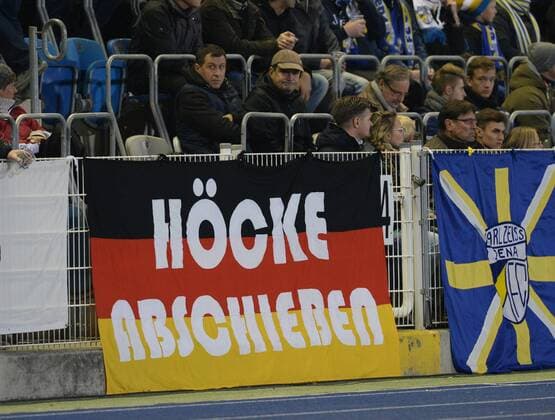 Fussball, Herren, Saison 2015 16, DFB-Pokal (2. Runde), FC Carl Zeiss Jena - VfB Stuttgart, Fans aus Jena wollen Björn Höcke (Politiker und Vorsitzender der AfD Thüringen) abschieben, 28.10. 2015,