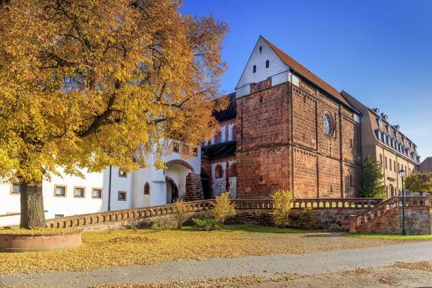 Wechselburg mit romanischer Basilika DEU Sachsen Wechselburg Copyright Â Wechselburg mit Kloster romanischer Basilika und Schloss . Seit 1993 beherbergen die Räume neben der alten romanischen Basilika ein Benediktinerkloster, das vom bayerischen Kloster Ettal aus gegründet wurde. In Wechselburg sind damit zum ersten Mal in der Geschichte Benediktinermönche. Jedoch war dieser Ort von Anfang ein žKlosterdorfœ. Zunächst entstand um 1170 ein Augustinerchorherrn-Stift, rund hundert Jahre später übernahm der Deutsche Ritterorden bis zur Reformation das Kloster. In den 1950er und 1960er Jahren war im Schloss Wechselburg eine TBC-Heilstätte für Kinder, dann ein Kinderkrankenhaus und nach der Wende bis 2005 ein Fachkrankenhaus für Kinder- und Jugendneuropsychiatrie untergebracht. Das Rochlitzer Muldental ist ein stilles Tal der Burgen, ein Urlaubsparadies zwischen Mulde, Chemnit