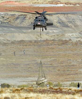 Oct. 29, 2015 - Albuquerque, NM, U.S. - A New Mexico National Guard Black Hawk Helicopter prepares to lower a skull of an adult Pentaceratops from the Bisti Ah-shi-sle-pah Wilderness Study Area in the Four Corners region of New Mexico. Thursday, Oct. 29, 2015. Albuquerque U.S. - ZUMAab1_