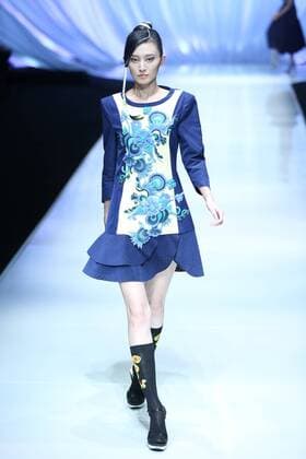 BEIJING, CHINA - OCTOBER 29: (CHINA OUT) A model showcases designs on the runway at TORAY Liu Wei Collection during the Mercedes-Benz China Fashion Week Spring Summer 2016 at 751DÂ·PARK on October 29, 2015 in Beijing, China.  CFP475107340