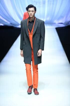 BEIJING, CHINA - OCTOBER 29: (CHINA OUT) A model showcases designs on the runway at TORAY Liu Wei Collection during the Mercedes-Benz China Fashion Week Spring Summer 2016 at 751DÂ·PARK on October 29, 2015 in Beijing, China.  CFP475107342