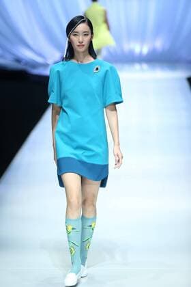 BEIJING, CHINA - OCTOBER 29: (CHINA OUT) A model showcases designs on the runway at TORAY Liu Wei Collection during the Mercedes-Benz China Fashion Week Spring Summer 2016 at 751DÂ·PARK on October 29, 2015 in Beijing, China.  CFP475107343