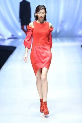 BEIJING, CHINA - OCTOBER 29: (CHINA OUT) A model showcases designs on the runway at TORAY Liu Wei Collection during the Mercedes-Benz China Fashion Week Spring Summer 2016 at 751DÂ·PARK on October 29, 2015 in Beijing, China.  CFP475107359