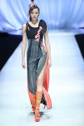 BEIJING, CHINA - OCTOBER 29: (CHINA OUT) A model showcases designs on the runway at TORAY Liu Wei Collection during the Mercedes-Benz China Fashion Week Spring Summer 2016 at 751DÂ·PARK on October 29, 2015 in Beijing, China.  CFP475107365