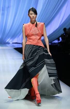 BEIJING, CHINA - OCTOBER 29: (CHINA OUT) A model showcases designs on the runway at TORAY Liu Wei Collection during the Mercedes-Benz China Fashion Week Spring Summer 2016 at 751DÂ·PARK on October 29, 2015 in Beijing, China.  CFP475107376