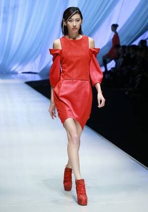 BEIJING, CHINA - OCTOBER 29: (CHINA OUT) A model showcases designs on the runway at TORAY Liu Wei Collection during the Mercedes-Benz China Fashion Week Spring Summer 2016 at 751DÂ·PARK on October 29, 2015 in Beijing, China.  CFP475107381