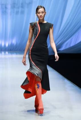 BEIJING, CHINA - OCTOBER 29: (CHINA OUT) A model showcases designs on the runway at TORAY Liu Wei Collection during the Mercedes-Benz China Fashion Week Spring Summer 2016 at 751DÂ·PARK on October 29, 2015 in Beijing, China.  CFP475107382
