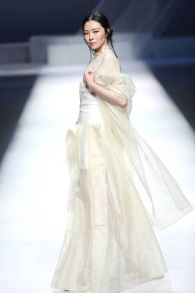 BEIJING, CHINA - OCTOBER 29: (CHINA OUT) A model showcases designs on the runway at GaryWat Qu Tingnan Collection during the Mercedes-Benz China Fashion Week Spring Summer 2016 at Beijing Hotel on October 29, 2015 in Beijing, China.  CFP475107408