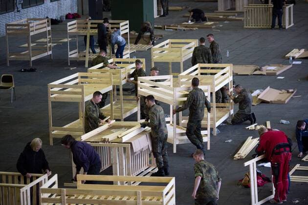 Flüchtlingsnotunterkunft Flughafen Tempelhof Notunterkunft für Flüchtlinge im ehemaligen Flughafen Berlin Tempelhof. Helfer von Bundewehr und Berliner Feuerwehr bauen gemeinsam mit 60 Freiwilligen im Hangar 3 des früheren Flughafengebäudes Stockbetten auf, um in dem Gebäude in einer Notunterkunft Flüchtlinge unterzubringen.