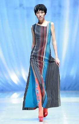 BEIJING, Oct. 29, 2015 -- A model walks the ramp for TORAY Liu Wei Collection during the China Fashion Week S S in Beijing, China, Oct. 29, 2015. ) (zhs) CHINA-BEIJING-FASHION-LIU WEI (CN) ChenxJianli 