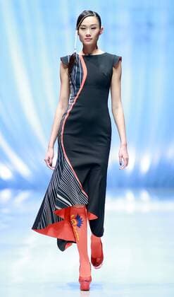 BEIJING, Oct. 29, 2015 -- A model walks the ramp for TORAY Liu Wei Collection during the China Fashion Week S S in Beijing, China, Oct. 29, 2015. ) (zhs) CHINA-BEIJING-FASHION-LIU WEI (CN) ChenxJianli 