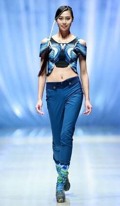 BEIJING, Oct. 29, 2015 -- A model walks the ramp for TORAY Liu Wei Collection during the China Fashion Week S S in Beijing, China, Oct. 29, 2015. ) (zhs) CHINA-BEIJING-FASHION-LIU WEI (CN) ChenxJianli 