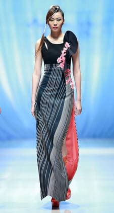 BEIJING, Oct. 29, 2015 -- A model walks the ramp for TORAY Liu Wei Collection during the China Fashion Week S S in Beijing, China, Oct. 29, 2015. ) (zhs) CHINA-BEIJING-FASHION-LIU WEI (CN) ChenxJianli 