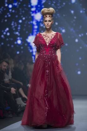 ZAGREB, Oct. 29, 2015 -- A model presents creations during the Zagreb Fashion Week Fall Winter 2015 2016 in Zagreb, capital of Croatia, Oct. 29, 2015. ) CROATIA-ZAGREB-FASHION WEEK MisoxLisanin 