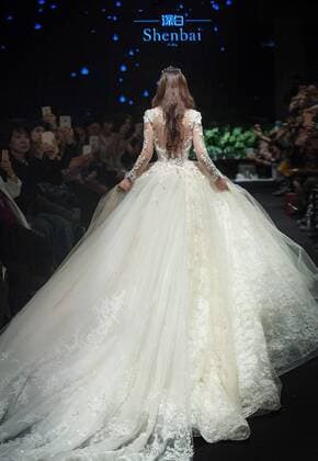 BEIJING, CHINA - OCTOBER 29: (CHINA OUT) Actress Liu Yan walks the runway at Shenbai Bridal Wear Collection during the Mercedes-Benz China Fashion Week Spring Summer 2016 at Vintage on October 29, 2015 in Beijing, China.  CFP475106279