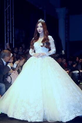 BEIJING, CHINA - OCTOBER 29: (CHINA OUT) Actress Liu Yan walks the runway at Shenbai Bridal Wear Collection during the Mercedes-Benz China Fashion Week Spring Summer 2016 at Vintage on October 29, 2015 in Beijing, China.  CFP475106287