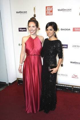 Collien Ulmen-Fernandes mit Preisträgerin Nathalie Schaller bei der Verleihung der Goldenen Bild der Frau 2015 im Stage Operettenhaus. Hamburg, 29.10.2015 Foto:xU.xGlockmannx xFuturexImage