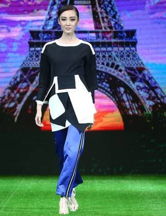 (151030) -- BEIJING, Oct. 30, 2015 -- A model shows a creation of PLD Fu Suqin Collection by designing Fu Suqin during the China Fashion Week in Beijing, capital of China, Oct. 30, 2015. ) (zkr) CHINA-BEIJING-FASHION WEEK(CN) ChenxJianli 