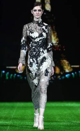 (151030) -- BEIJING, Oct. 30, 2015 -- A model shows a creation of PLD Fu Suqin Collection by designing Fu Suqin during the China Fashion Week in Beijing, capital of China, Oct. 30, 2015. ) (zkr) CHINA-BEIJING-FASHION WEEK(CN) ChenxJianli 